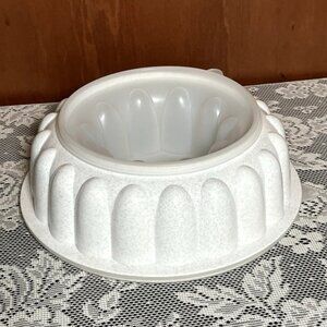 Tupperware Jello Mold Ice Ring White Speckled with Lid and Insert Included